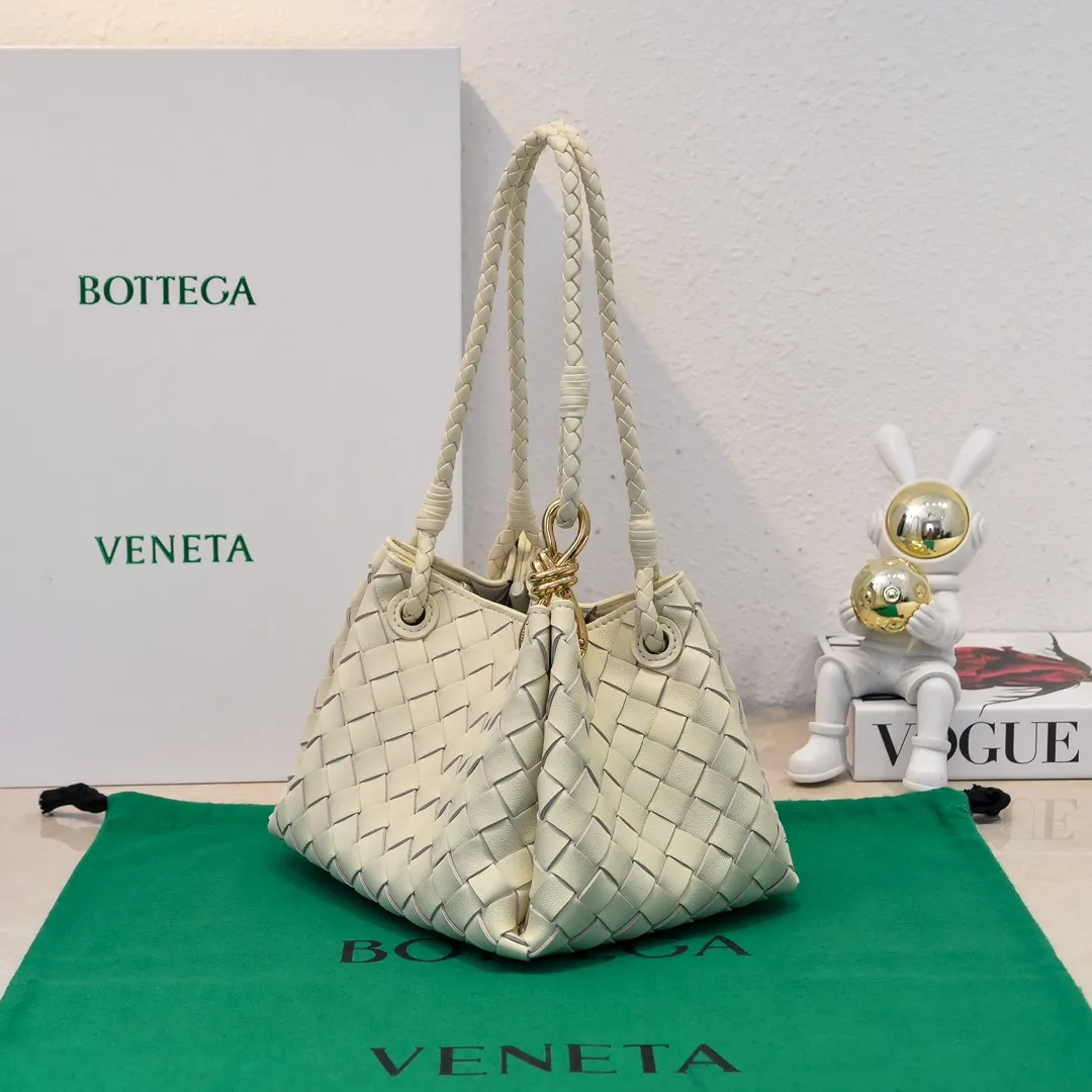 Batch 1760 BV home is new! Andiamo combines Bottega Veneta archives parachute handbags to inherit retro elements and integrate modern trends. The same style as Shu Qi's Beijing Night. It is a continuation of the classic bag. It has three functions: hand carry, shoulder and cross-body. It is embellished with metal brass knot buckles. The capacity of the small one is amazing. It can easily hold sunglasses in a box/small bottle of water/powder powder/charger and other daily necessities when going out. The upper body is versatile. Style number: 6569 Size: 21*17*16.5cm
